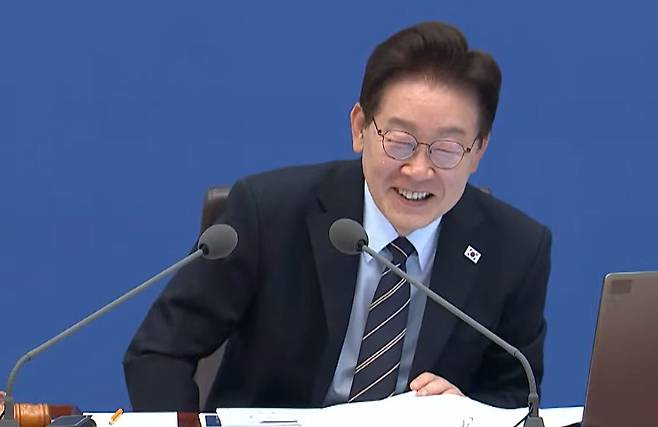 보건복지부의 국정 성과보고 영상을 시청하며 웃고 있는 이재명 대통령. 사진 KTV 국민방송 캡처