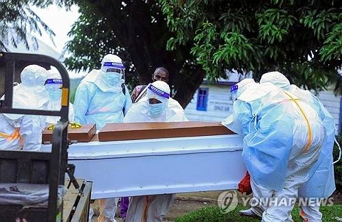 ▲ 에볼라 추정 사망자 시신 옮기는 민주콩고 방역당국 직원들 [로이터=연합뉴스]
