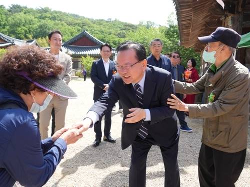 ▲ 동화사 찾은 김부겸 대구시장 후보 [김부겸 후보 캠프 제공=연합뉴스]