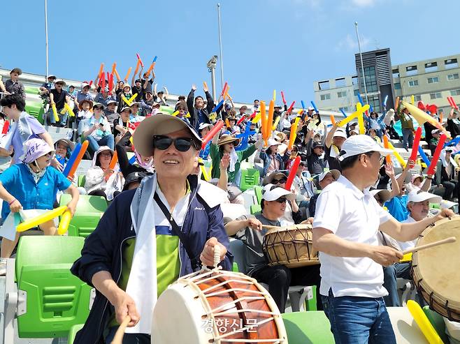 북한 내고향여자축구단과 일본 도쿄 베르디 벨레자의 AWCL 결승전이 열린 23일 경기 수원종합운동장에서 공동응원단에 참여한 시민들이 북을 치며 내고향을 응원하고 있다. 김병관 기자