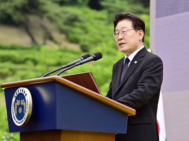 이재명 대통령이 23일 오후 경남 김해시 진영읍 봉하마을에서 열린 노무현 전 대통령 17주기 추도식에서 추도사하고 있다. 연합뉴스