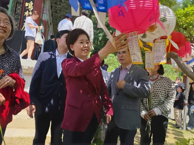 24일 양향자 국민의힘 경기도지사 후보가 수원 봉녕사를 둘러보고 있다. 이진기자