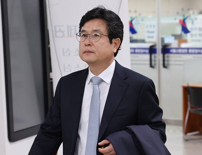 2024년 12월 3일 비상계엄 이후 사후 문건을 작성한 혐의로 재판에 넘겨진 강의구 전 대통령실 부속실장이 지난달 8일 서울 서초구 서울중앙지방법원에서 열린 공판에 출석하고 있다. [연합뉴스]