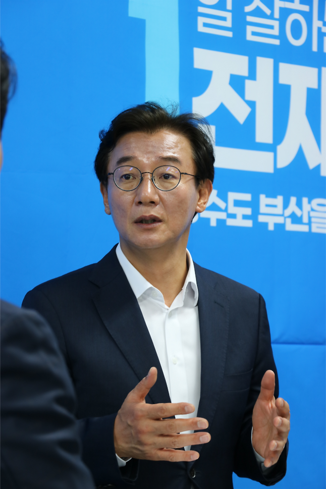 전재수 더불어민주당 부산시장 후보가 지난 22일 부산 부산진구 선거사무소에서 매일경제와 인터뷰하고 있다. [사진제공=전재수 후보 캠프]