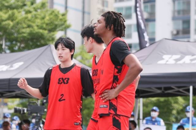 홍천은 24일 부산 송도 오션파크 특설 코트에서 열린 츠쿠바와의 제2회 BNK 썸 전국 3x3 농구대회 및 2026 KXO 3x3 부산 STOP 최종전에서 연장 혈투 끝 15-17로 패배했다. 사진=KXO 제공