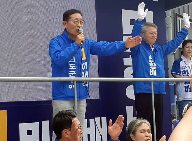 [진도=뉴시스]박상수 기자 = 이재각 더불어민주당 전남 진도군수 후보가 22일 진도읍 조금시장 입구에서 민형배 전남광주통합특별시장 후보와 함께 지지를 호소하고 있다. 2026.05.22. parkss@newsis.com *재판매 및 DB 금지