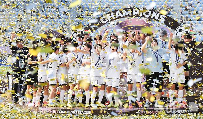 [수원=뉴시스] 황준선 기자 = 23일 오후 경기 수원종합운동장에서 열린 2025~2026시즌 아시아축구연맹(AFC) 여자 챔피언스리그(AWCL) 결승전 도쿄 베르디 벨레자와 내고향여자축구단의 경기, 우승을 차지한 내고향 선수들이 기뻐하고 있다. 2026.05.23. hwang@newsis.com