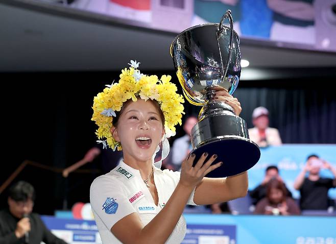 김가영이 23일 경기도 '고양 킨텍스 PBA 스타디움'에서 열린 2026-27시즌 개막 투어 '우리금융캐피탈 PBA 챔피언십' 여자부 우승컵을 들고 포즈를 취하고 있다. PBA