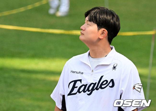 [OSEN=대전, 지형준 기자] 15일 대전 한화생명 볼파크에서 2026 신한 SOL KBO리그 한화 이글스와 삼성 라이온즈의 경기가 열렸다.4연패 중인 한화는 윌켈 에르난데스, 5연승을 노리는 삼성은 양창섭이 선발로 나섰다.&nbsp;한화 김서현이 훈련을 마치고 이동하고 있다. 2026.04.15&nbsp;/ jpnews@osen.co.kr