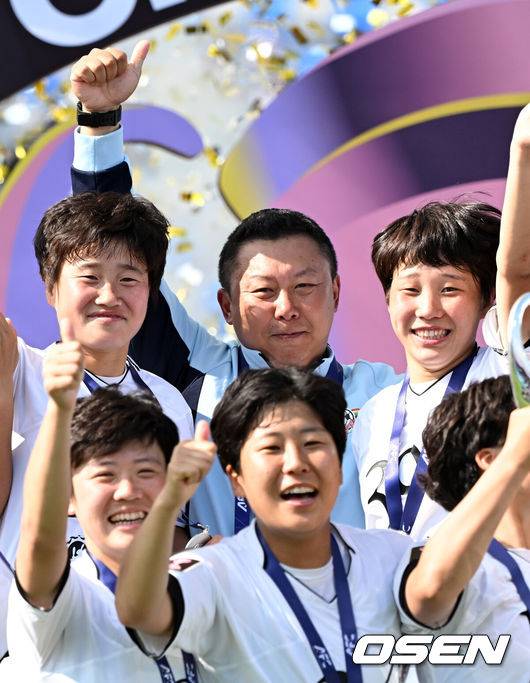 [OSEN=수원, 이대선 기자] 우승컵도, 100만 달러(약 15억 원) 우승 상금도 북한 내고향여자축구단 차지가 됐다. 논란 속 한국에서 열린 결승전에서 내고향은 일본 도쿄 베르디 벨레자를 꺾고 아시아 정상에 올랐다. 경기장 분위기 역시 마지막까지 씁쓸함을 남겼다.내고향은 23일 오후 수원종합운동장에서 열린 2025-2026 아시아축구연맹(AFC) 여자 챔피언스리그(AWCL) 결승전에서 도쿄 베르디를 1-0으로 꺾고 우승을 차지했다. 이날 공식 관중은 2670명이었다.경기 종료 후 내고향여자축구단 리유일 감독이 우승 세리머니를 하고 있다. 2026.05.23 /sunday@osen.co.kr