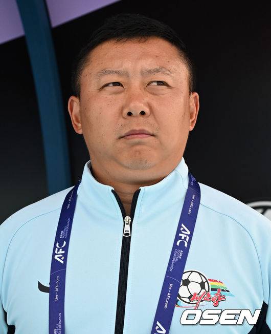 [OSEN=수원, 이대선 기자] 23일 오후 수원종합운동장에서 2025~2026시즌 아시아축구연맹(AFC) 여자 챔피언스리그(AWCL) 결승 북한 내고향여자축구단과 도쿄 베르디의 경기가 열렸다.AWCL은 아시아 각국 여자 축구 리그의 우승팀들이 격돌하는 대회로 2년 전 AFC가 여자 축구 활성화를 위해 출범시켰다.이 대회의 우승 상금은 100만 달러(약 15억 1000만 원), 준우승 상금은 50만 달러(약 7억 5400만 원)다.내고향여자축구단 리유일 감독이 그라운드를 바라보고  있다. 2026.05.23 /sunday@osen.co.kr