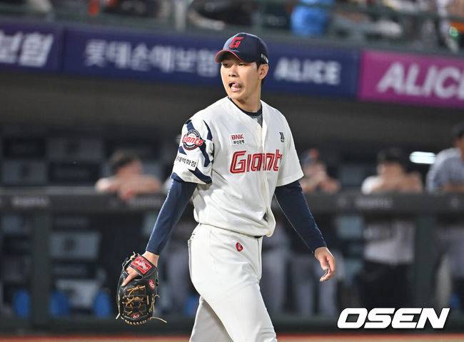 [OSEN=부산, 이석우 기자] 18일 부산 사직야구장에서 2025 신한 SOL 뱅크 KBO 리그 롯데 자이언츠와 한화 이글스의 경기가 열렸다. 홈팀 롯데는 홍민기가, 방문팀 한화는 엄상백이 선발 출전했다.롯데 자이언츠 선발 투수 홍민기가 5회초 교체를 위해 마운드에 오르는 주형광 코치를 바라보고 있다. 2025.06.18 / foto0307@osen.co.kr