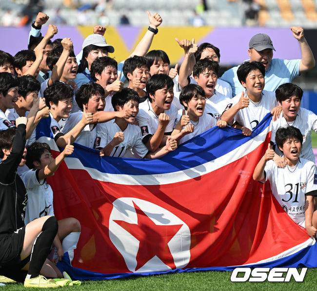 [OSEN=수원, 이대선 기자] 우승컵도, 100만 달러(약 15억 원) 우승 상금도 북한 내고향여자축구단 차지가 됐다. 논란 속 한국에서 열린 결승전에서 내고향은 일본 도쿄 베르디 벨레자를 꺾고 아시아 정상에 올랐다. 경기장 분위기 역시 마지막까지 씁쓸함을 남겼다.내고향은 23일 오후 수원종합운동장에서 열린 2025-2026 아시아축구연맹(AFC) 여자 챔피언스리그(AWCL) 결승전에서 도쿄 베르디를 1-0으로 꺾고 우승을 차지했다. 이날 공식 관중은 2670명이었다.경기 종료 후 내고향여자축구단 선수들이 우승의 기쁨을 만끽하고 있다. 2026.05.23 /sunday@osen.co.kr