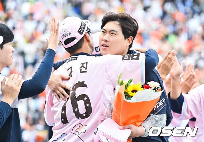 [OSEN=대전, 박준형 기자] 프로야구 한화 이글스가 두산 베어스와의 주말 3연전을 싹쓸이, 류현진의 한미 통산 200승까지 겹경사를 누렸다.김경문 감독이 이끄는 한화는 24일 대전 한화생명 볼파크에서 열린 두산과의 홈경기에서 승리했다. 이날 승리로 두산전을 모두 쓸어담은 한화는 3연승으로 시즌 전적 23승24패를 만들었다. 반면 두산은 4연승 후 3연패에 빠지며 22승25패1무가 됐다.경기종료 후 한미 통산 200승 달성한 류현진이 윤규진 코치와 포옹을 하고 있다.  2026.05.24 / soul1014@osen.co.kr