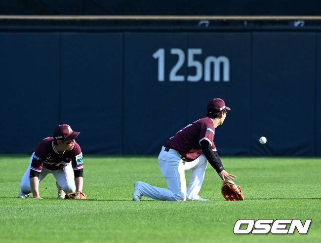 [OSEN=잠실, 이대선 기자] 24일 서울 잠실야구장에서 2026 신한 SOL KBO리그 LG 트윈스와 키움 히어로즈의 경기가 열렸다.LG는 송승기, 키움은 박준현을 선발로 내세웠다.9회말 2사에서 키움 외야진이 LG 이재원의 타구를 놓치고 있다. 2026.05.24 /sunday@osen.co.kr