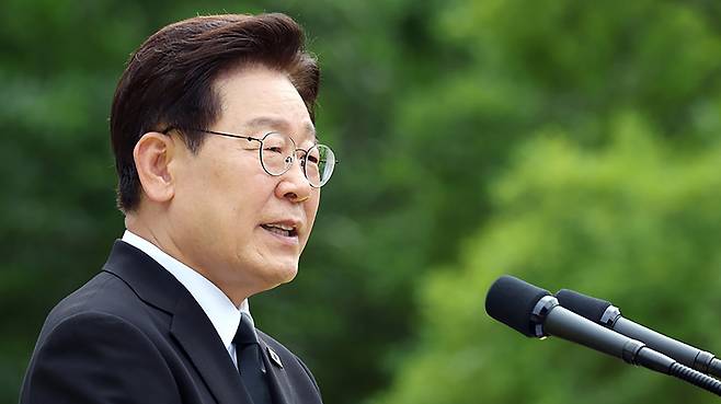 이재명 대통령이 지난 23일 고(故) 노무현 전 대통령 17주기 추도식에서 추도사를 하고 있다. 대통령은 이날 추도식 현장의 조롱 논란을 계기로 일베 등 혐오 조장 사이트에 대한 강력한 규제를 검토하겠다고 밝혔다. 연합뉴스