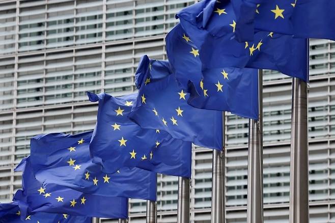벨기에 브뤼셀에 있는 EU 집행위원회 본부 밖에 깃발이 나부끼고 있다. 로이터 연합뉴스 자료사진