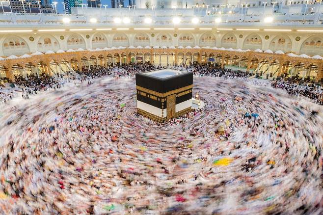 2026년 5월 23일 사우디아라비아의 성지 메카에서 하즈(Hajj) 순례가 시작되기에 앞서, 순례자들이 그랜드 모스크(알마스지드 알하람)의 카바(Kaaba) 주위를 돌며 의식을 수행하고 있다. 로이터 연합뉴스