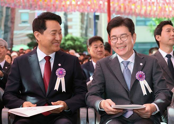 정원오(오른쪽) 더불어민주당 서울시장 후보와 오세훈 국민의힘 서울시장 후보가 24일 서울 종로구 조계사에서 열린 불기 2570년 부처님오신날 봉축법요식에서 대화하고 있다. 연합뉴스