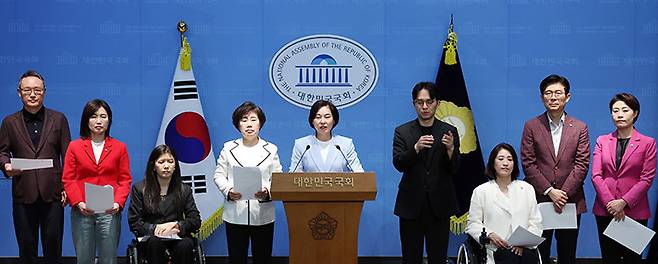 국민의힘 중앙여성위원회와 교육위원회 위원들이 5월 4일 국회 소통관에서 정청래 더불어민주당 대표가 5월 3일 부산 북구갑 보궐선거 지원 유세 현장에서 초등학생에게 하정우 후보를 ‘오빠’라고 부르게 한 것에 사과를 요구했다. 뉴스1