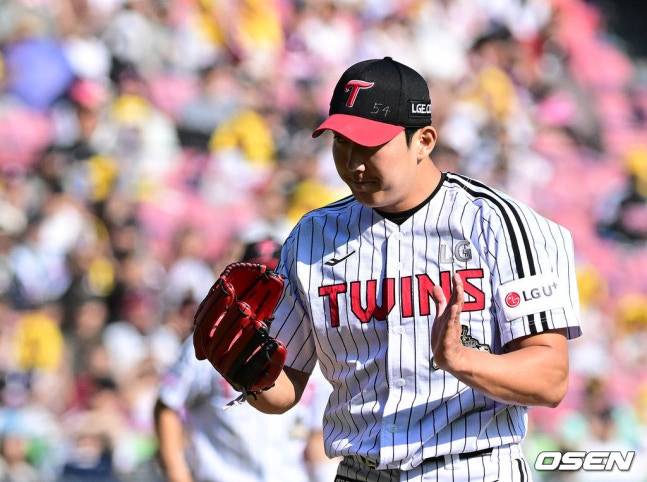 LG 손주영이 23일 잠실 키움전에서 세이브를 거둔 뒤 기뻐하고 있다.