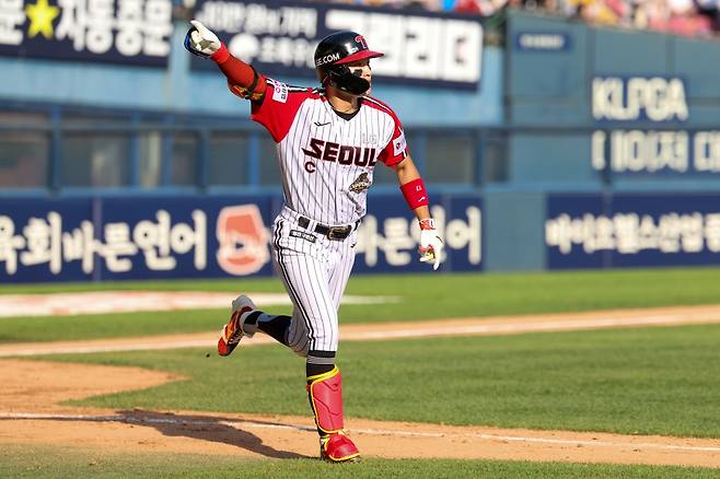 24일 오후 서울 잠실야구장에서 열린 '2026 신한 SOL KBO리그' 키움 히어로즈와 LG 트윈스의 경기, LG가 9회말 박해민의 끝내기 스리런 홈런에 힘입어 6:4로 승리하며 위닝시리즈(3연전 가운데 최소 2승)를 달성했다. LG 트윈스