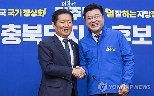 왼쪽부터 정청래 민주당 당 대표와 신용한 후보 [연합뉴스 자료사진]