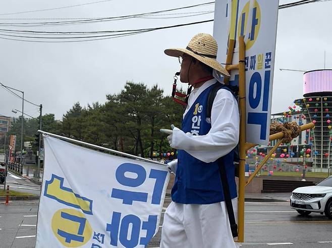 머슴 복장을 한 민주당 안호익 옥천군의원 후보 [민주당 안호익 옥천군의원 후보 캠프 제공. 재판매 및 DB 금지]