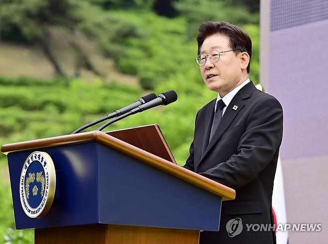 이재명 대통령 추도사 (김해=연합뉴스) 이재명 대통령이 23일 오후 경남 김해시 진영읍 봉하마을에서 열린 노무현 전 대통령 17주기 추도식에서 추도사하고 있다. 2026.5.23 [사람사는세상 노무현재단 제공. 재판매 및 DB 금지] image@yna.co.kr