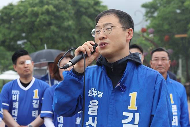 공식 선거운동 첫날 지지호소하는 민주당 김상욱 울산시장 후보 6·3 지방선거와 국회의원 재보궐선거 공식 선거운동 첫날인 21일 오전 울산 중구 태화강 국가정원에서 열린 더불어민주당 출정식에서 김상욱 울산시장 후보가 지지를 호소하고 있다.  [연합뉴스 자료사진]
    jjang23@yna.co.kr