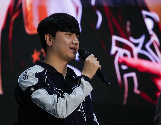 경기 시작 전 각오 다지는 박상현     (고양=연합뉴스) 김주환 기자 = 24일 경기 고양시 킨텍스 제1전시장에서 열린 스타크래프트 리마스터 대회 ASL 21 결승전 현장에서 디펜딩 챔피언 'Soma' 박상현이 경기 시작 전 인사하고 있다. 2026.5.24 jujuk@yna.co.kr