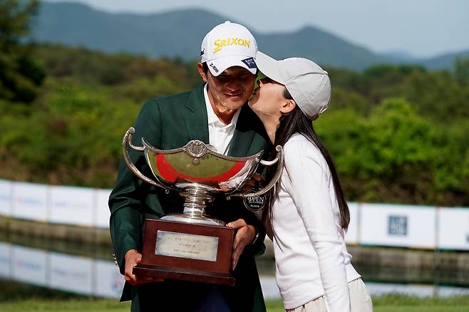 우승 자축하는 양지호와 아내 김유정씨 [한국오픈 조직위원회 제공. 재판매 및 DB 금지]