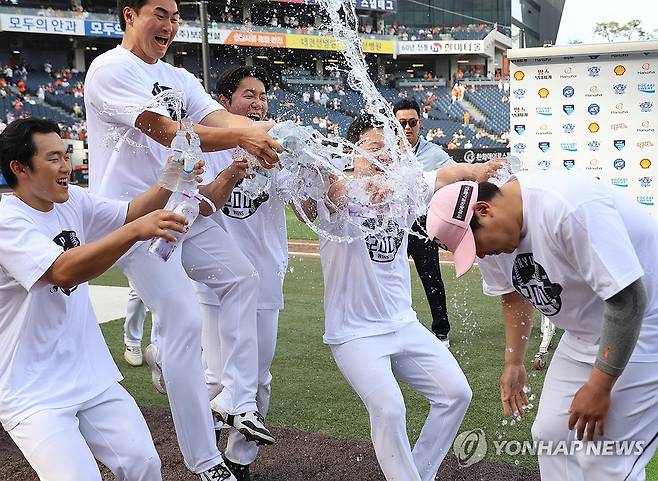 류현진 한미통산 200승 (대전=연합뉴스) 이주형 기자 = 한화이글스 류현진이 24일 대전 한화생명 볼파크에서 열린 2026 신한 SOL 뱅크 KBO리그 두산 베어스와 한화 이글스의 경기를 한화의 승리로 이끌면서 한미 통산 200승을 달성했다.
    류현진이 이날 경기를 마치고 동료 선수들의 축하를 받고 있다. 2026.5.24 coolee@yna.co.kr