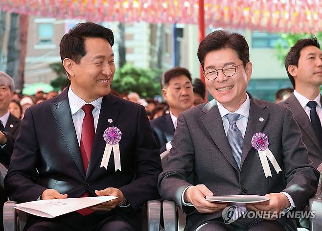 대화하는 정원오 후보와 오세훈 후보 (서울=연합뉴스) 김도훈 기자 = 더불어민주당 정원오 서울시장 후보(오른쪽)와 국민의힘 오세훈 서울시장 후보가 24일 서울 종로구 조계사에서 열린 불기 2570년 부처님오신날 봉축법요식에서 대화하고 있다. 2026.5.24 [청와대통신사진기자단] superdoo82@yna.co.kr