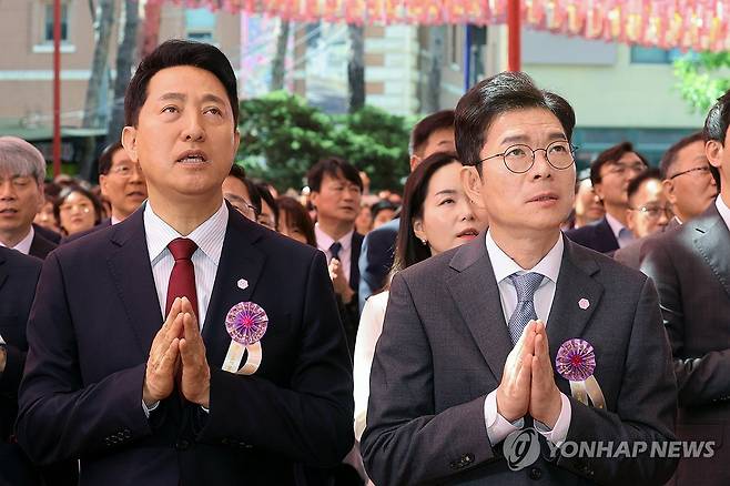 봉축법요식 참석한 정원오 후보와 오세훈 후보 (서울=연합뉴스) 김도훈 기자 = 더불어민주당 정원오 서울시장 후보(오른쪽)와 국민의힘 오세훈 서울시장 후보가 24일 서울 종로구 조계사에서 열린 불기 2570년 부처님오신날 봉축법요식에 참석해 합장하고 있다. 2026.5.24 [청와대통신사진기자단] superdoo82@yna.co.kr