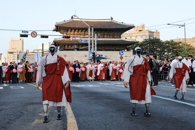 2026 연등행렬서 흥인지문 앞 등장한 로봇스님 (서울=연합뉴스) 임화영 기자 = 부처님오신날을 앞둔 지난 16일 서울 종로구 흥인지문에서 조계사까지 진행된 2026 연등행렬에 로봇스님인 가비, 석자, 모희, 니사 스님이 함께 참여하고 있다. 2026.5.16. hwayoung7@yna.co.kr