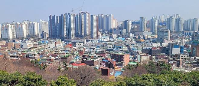 ▲ 동구 송현근린공원 수도국산에서 바라본 송림1.2동 구역 재개발구역으로 조합설립 16년 만에 사업시행계획(변경)인가가 마무리됐다.