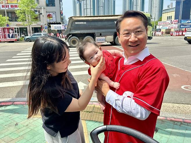 ▲ 국민의힘 유정복 인천시장 후보가 25일 오전 11시쯤 중구 영종하늘체육공원 인근 사거리에서 시민들과 만나 소통하고 있다. /변성원 기자 bsw906@incheonilbo.com