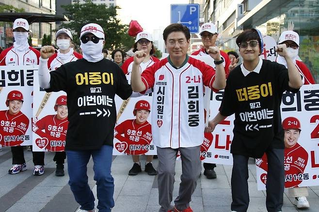 김희중 하남시의회 의원후보가 미사 지역 청년들과 오피스텔 거주 1인 가구의 경제적 부담을 덜고 디지털 경쟁력을 극대화하기 위해 생활 밀착형 공약을 발표했다.<김후보 선거사무소 제공>