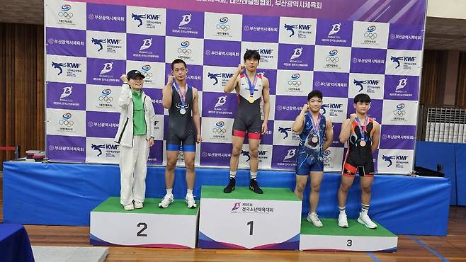 25일 부산광역시 개성고 체육관에서 열린 제55회 전국소년체육대회 레슬링 15세 이하부 자유형 71㎏급에서 우승한 박성찬(평택 도곡중·가운데)이 류지윤 도곡중 교장(맨 왼쪽)으로부터 메달을 수여받은 뒤 기념사진을 찍고 있다.