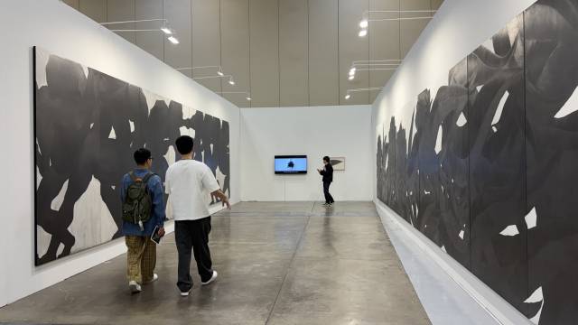 특별전 ‘커넥트’(CONNECT)에 참여한 김은주의 21m 대작 ‘그려보다’ 설치 전경. 연필 선의 반복과 축적을 통해 시간과 노동, 기억의 밀도를 드러낸 대형 드로잉 작업으로 특히 관람객의 주목을 받았다. 김은영 기자 key66@