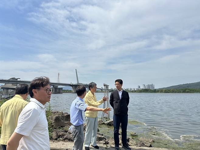 ▲ 조은희 대구지방환경청장이 지난 19일 오전 조류경보 '관심' 단계가 발령된 낙동강 강정고령지점을 방문해 현장 점검을 실시하고 있다. 경북일보DB