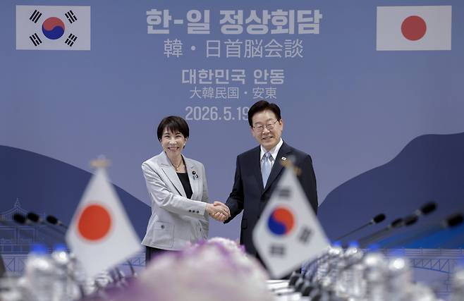 이재명 대통령과 다카이치 사나에 일본 총리가 지난 19일 경북 안동 한 호텔에서 확대 정상회담에 앞서 악수하고 있다. 연합뉴스