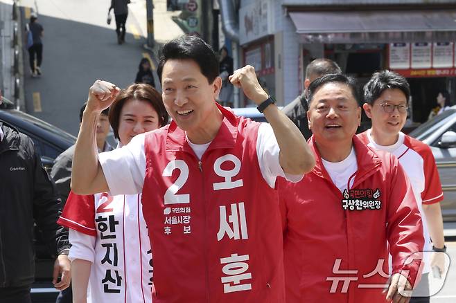 오세훈 국민의힘 서울시장 후보가 23일 서울 강서구 까치산시장을 찾아 지지를 호소하고 있다. (오세훈 캠프 제공. 재판매 및 DB 금지) 2026.5.23 ⓒ 뉴스1