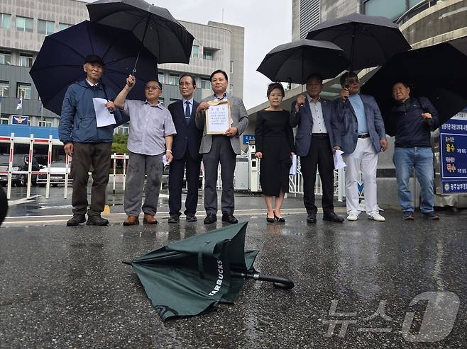 황일봉 전 5·18민주화운동부상자회장 등 5·18 유공자들이 20일 광주 남부경찰서 앞에서 스타벅스 코리아 '탱크데이' 논란 관련 고발장 제출에 앞서 기자회견을 하고 있다. 2026.5.20 ⓒ 뉴스1 박지현 기자