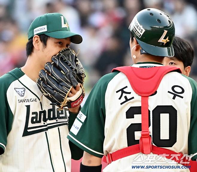 1일 인천SSG랜더스필드에서 열린 롯데와 SSG의 경기. 6회초 타케다가 투구 도중 몸의 이상을 호소하며 마운드를 내려가고 있다. 인천=허상욱 기자wook@sportschosun.com/2026.05.01/
