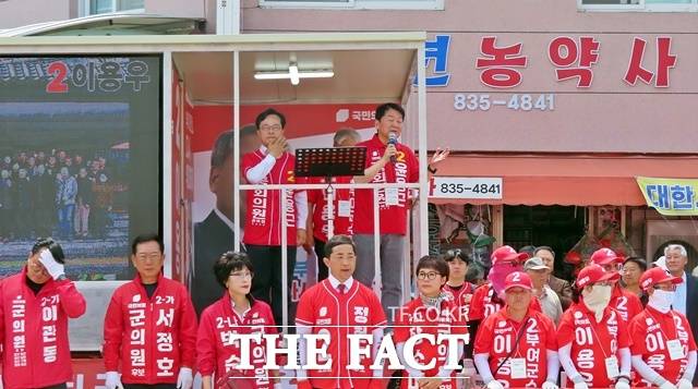25일 국민의힘 '부여대전환' 합동 유세에서 안철수 의원이 윤용근 국회의원 후보 지지 연설을 하고 있는 가운데 도의원과 군의원 후보들이 필승을 다짐하고 있다. /김형중 기자
