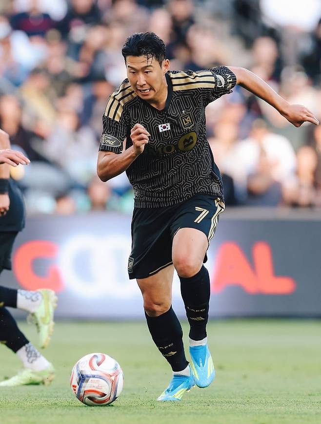 손흥민(LA FC)이 25일 열린 시애틀과의 2026 MLS 15라운드 안방경기에서 드리블하고 있다. 사진 출처 LA FC 인스타그램
