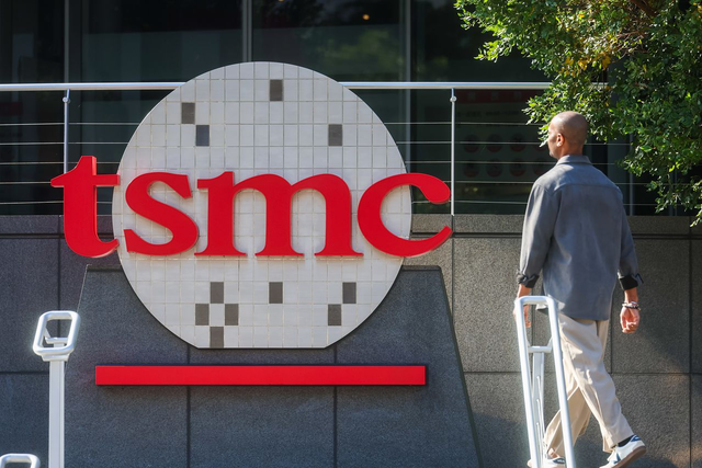 대만 신주과학단지에 위치한 TSMC 본사 앞을 한 직원이 지나가고 있다. [AP=연합뉴스]