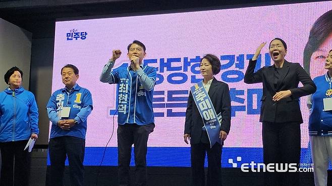 최현덕 더불어민주당 남양주시장 후보(왼쪽 세 번째)가 21일 오후 평내호평역 1번 출구 앞 광장에서 출정식을 열고 인사말을 하고 있다. 최현덕 남양주시장 후보 선거사무실 제공.